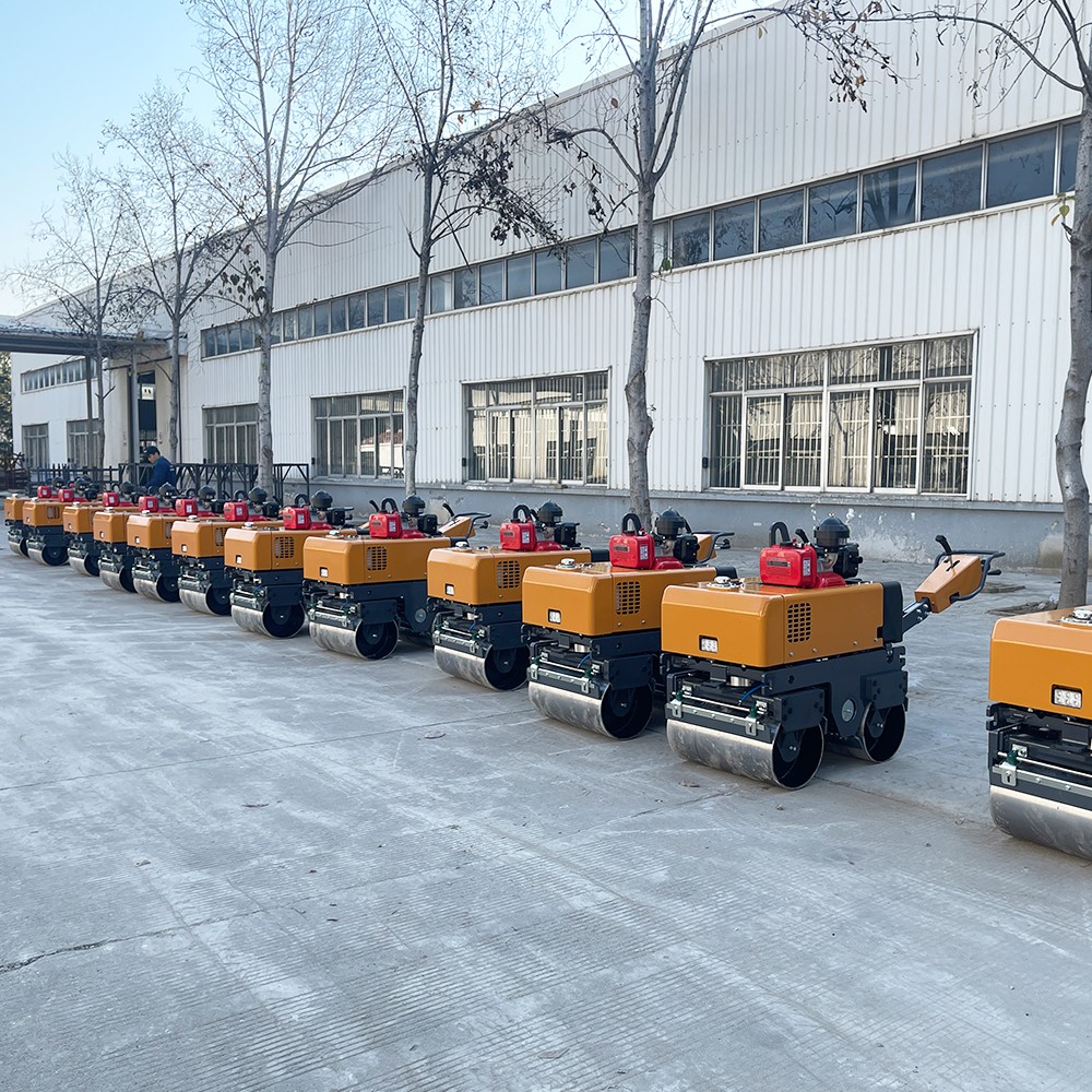 小型壓路機十字路口施工，瀝青路面的接縫有什么技巧處理