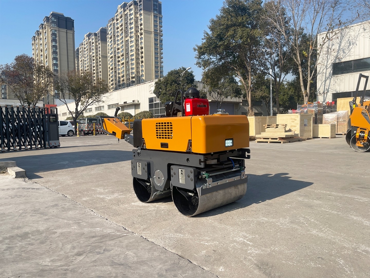 小型壓路機全液壓和機械傳動(dòng)的技術(shù)對比